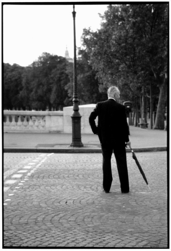 homme lgant sur les quais - Paris - 1981 - photo Robert Laugier