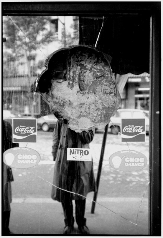 autoportrait, carrefour Louis-Blanc - Paris 10e - 1981 - photo Robert Laugier