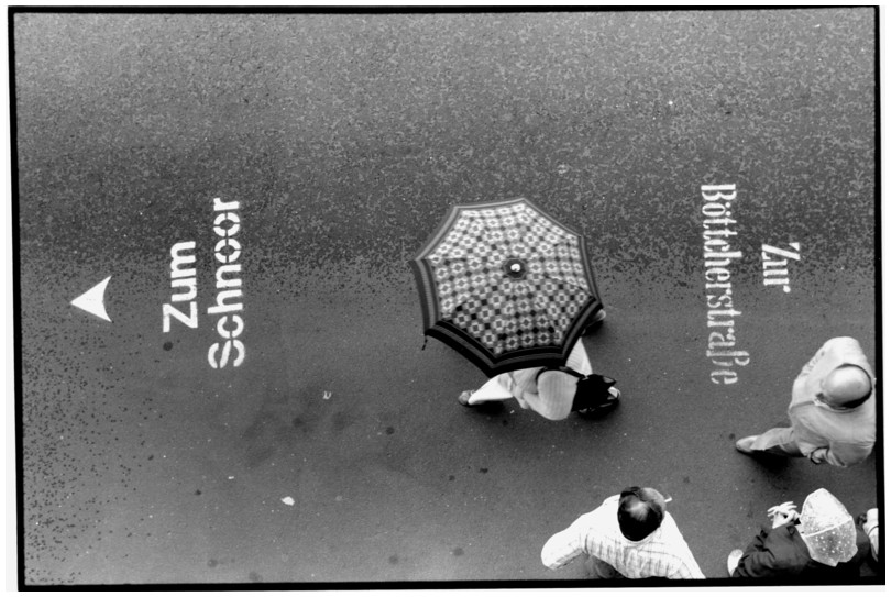 passants sous parapluie, Brme, aot 1982