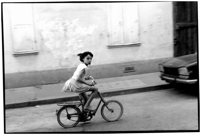 jeuine fille sur en vlo, Paris 20e