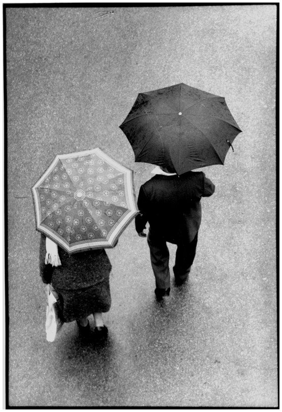 couple, chacun sous son parapluie, Buttes  Chaumont, Paris, 1983