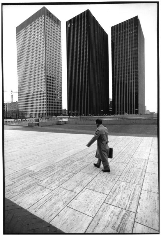 employ de bureau sur la dalle de La Dfense, La Dfense, 1984