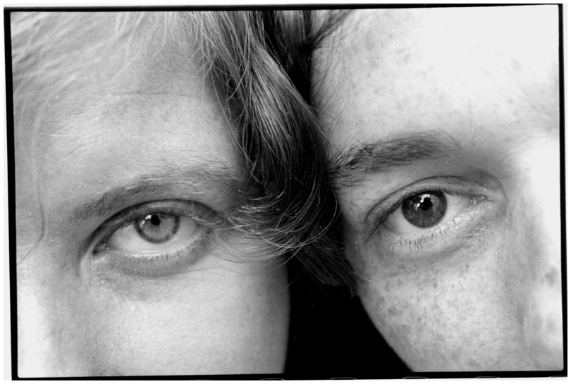 un oeil d'Evelyne et un oeil de Brigitte, aux Abbesses, Paris, 1984