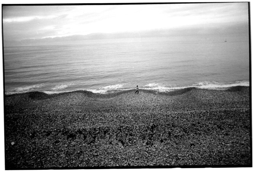Annie marchant sur la plage de Fcamp, 1984