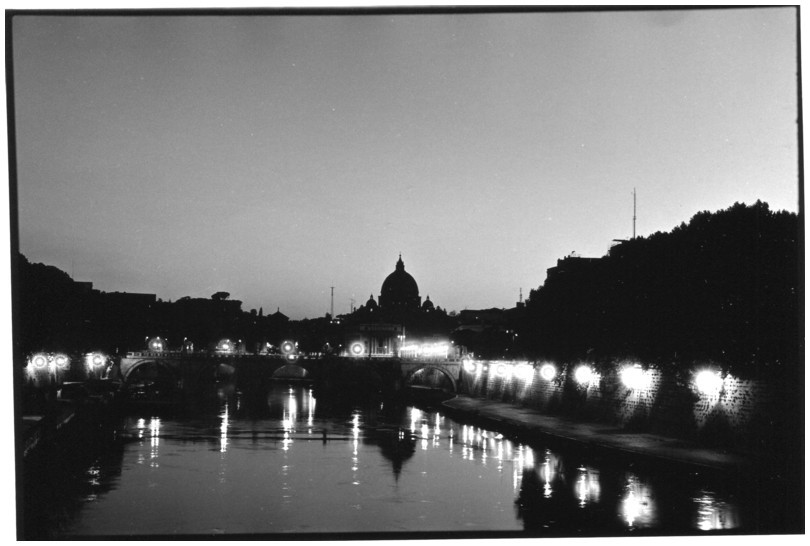 Rome, le Tibre et Saint-Pierre de Rome la nuit