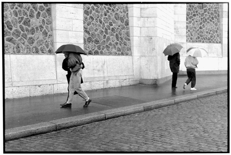Couples avec parapluie, Montmartre