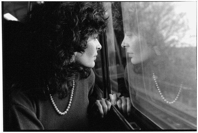 Claude dans le train en Angleterre