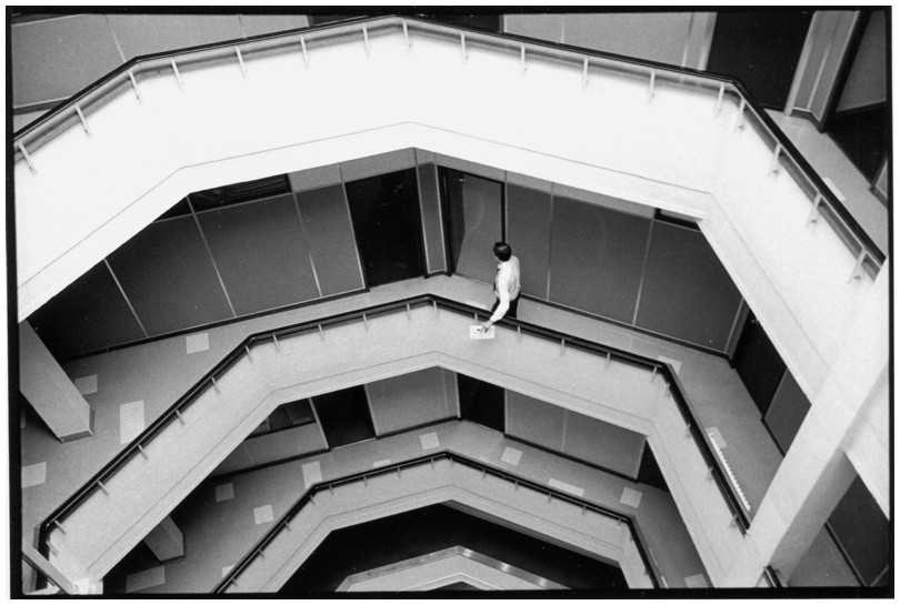 Dans les locaux de la Compagnie Gnrale Horlogre, avenue de la Rpublique, Paris