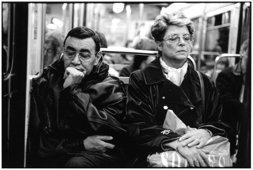 homme et femme dans le mtro