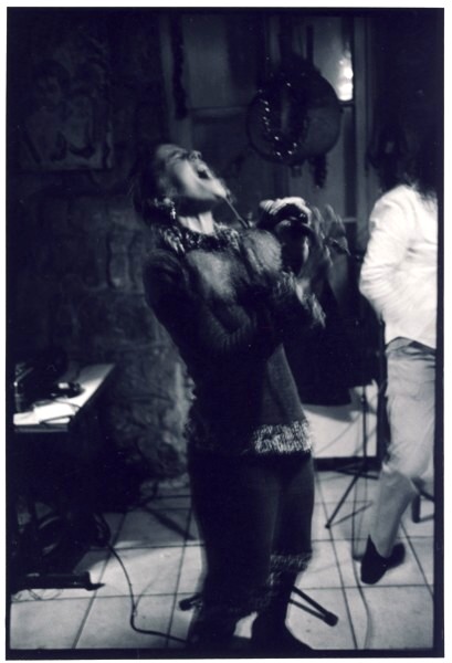Chanteuse au caf Le Mercure, rue Pixrcourt, Paris