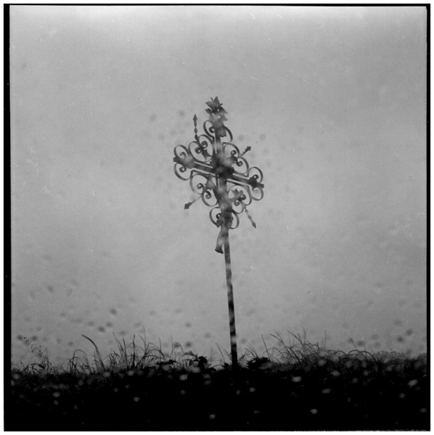 calvaire sous la pluie