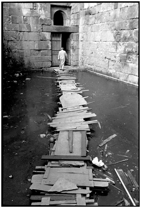 entre dans une mosque du vieux Caire