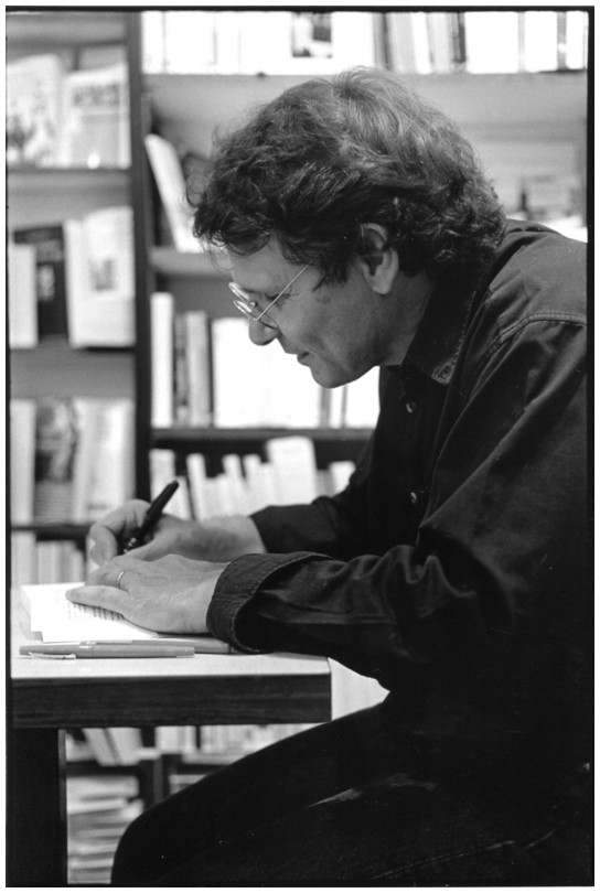 portrait crivain Daniel Pennac - Librairie L'Atelier - 75020 Paris 20me - photo noir et blanc Robert Laugier